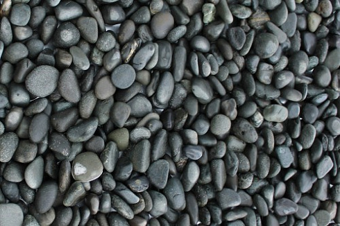 Kamenclub.ru: Галька речная окат (темно-серая) фр. 70-150 мм. купить  в Электростали галька речная темно-серая, синяя, серая речная галька округлая  8000 руб/т   фото КАМЕНЬ КЛУБ