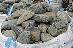 Kamenclub.ru: Гранит скальник (серо-зеленый) фр. 100-500 мм.  купить в Электростали гранит зеленый, серый, салатовый крупный ландшафтный валун 6 000 руб/т   фото КАМЕНЬ КЛУБ