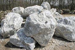 Kamenclub.ru: Мраморизированный известняк фр.500-1500 мм.  купить в Электростали    10000 руб/т   фото КАМЕНЬ КЛУБ