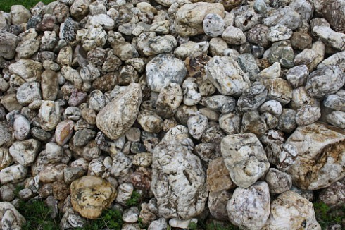 Kamenclub.ru: Кварцевый валунчик фр.100-300 мм.  купить в Электростали кварц белый, бежевый молочный рыжий крупный природный камень галечник 7850 руб/т   фото КАМЕНЬ КЛУБ