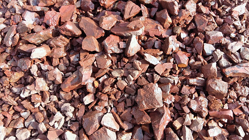 Kamenclub.ru: Щебень крошка красный (ЯШМА) фр. 20-40 мм.  купить в Электростали яшма красный, бордовый декоративный ландшафтный щебень 9000 руб/т   фото КАМЕНЬ КЛУБ