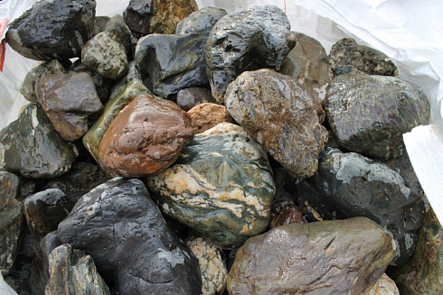 Kamenclub.ru: Ландшафтные валунчики фр.100-500 мм.  купить в Электростали крупный природный камень серый, темно-серый, светло-серый речной валун крупный 4800 руб/т   фото КАМЕНЬ КЛУБ