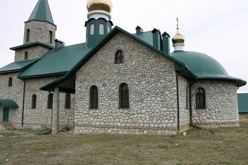 Kamenclub.ru: Галька речная плоская (бело-серая) фр. 100-200-300 мм. купить  в Электростали галька речная плоская серый, белый, бело-серый, серо-белый речная галька плоская  9000 руб/т   фото КАМЕНЬ КЛУБ