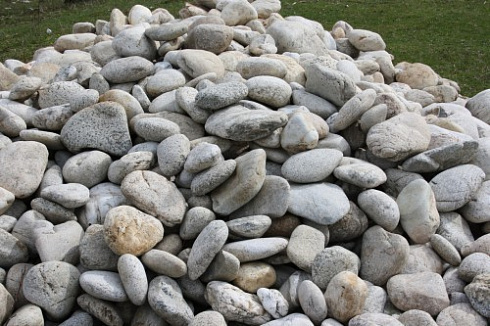 Kamenclub.ru: Бело-серый валунчик фр.100-300 мм.  купить в Электростали крупный камень для ландшафта серый, белый бело-серый валун крупная галька 4500 руб/т   фото КАМЕНЬ КЛУБ