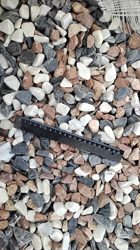 Kamenclub.ru: Мраморная крошка (щебень галтованный микс:белый-зеленый-розовый) фр.20-40 мм.  купить в Электростали мрамор белый, зеленый, розовый мрамор декоративный (галтовка) 15500 руб/т   фото КАМЕНЬ КЛУБ