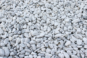 Kamenclub.ru: Мраморная крошка (щебень галтованный белый) фр.10-20 мм.  купить в Электростали мрамор белый, молочный, айвори окатанный округлый декоративный ландшафтный щебень 17000 руб/т   фото КАМЕНЬ КЛУБ