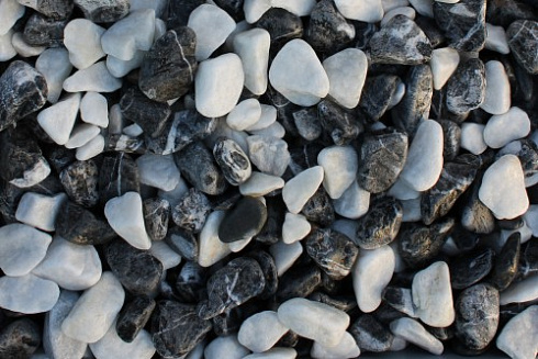 Kamenclub.ru: Мраморная крошка (щебень галтованный микс:: белый-черный) фр.5-10 мм  купить в Электростали мрамор белый, черный, молочный, серый галтовка мраморная окатанная декоративная ландшафтная 15500 руб/т   фото КАМЕНЬ КЛУБ