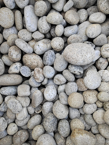 Kamenclub.ru: Галька речная окат (серо-белая) фр. 70-120 мм купить  в Электростали галька галечник бело-серая, серо-белая, серая, белая речная природная галька  8000 руб/т   фото КАМЕНЬ КЛУБ