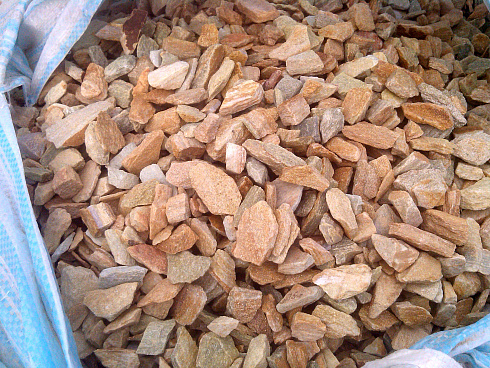 Kamenclub.ru: Щебень крошка желтый (ЗЛАТОЛИТ) фр. 20-40 мм.  купить в Электростали златолит бежевый, золотистый, желтый декоративная каменная крошка 10800 руб/т   фото КАМЕНЬ КЛУБ