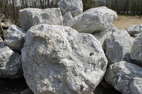 Kamenclub.ru: Мраморизированный известняк фр.500-1500 мм.  купить в Электростали    10000 руб/т   фото КАМЕНЬ КЛУБ