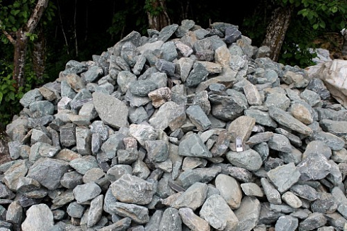 Kamenclub.ru: Гранит скальник (серо-зеленый) фр. 100-500 мм.  купить в Электростали гранит зеленый, серый, салатовый крупный ландшафтный валун 6 000 руб/т   фото КАМЕНЬ КЛУБ