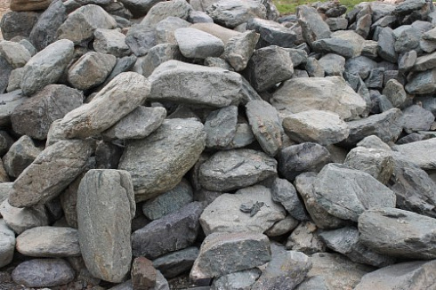 Kamenclub.ru: Гранит скальник (серо-зеленый) фр. 100-500 мм.  купить в Электростали гранит зеленый, серый, салатовый крупный ландшафтный валун 6 000 руб/т   фото КАМЕНЬ КЛУБ