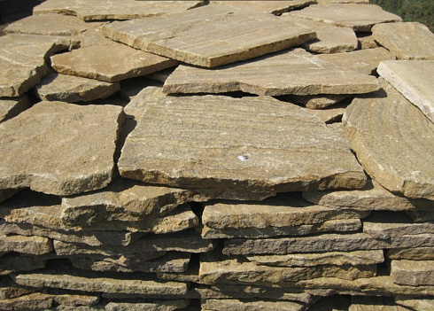 Kamenclub.ru: Песчаник пластушка желтый с рисунком (3 см)  купить в Электростали песчаник желтый с рисунком, рыжий, желтый песчаник пластушка ландшафтная рваная 8 500 руб/м3   фото КАМЕНЬ КЛУБ