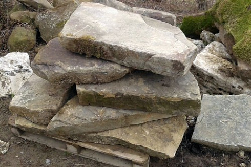 Kamenclub.ru: Песчаник плиты - плахи - пошаговые дорожки (фр. 70-150 мм)  купить в Электростали песчаник серый бежевый желтый зеленый колотый песчаник строительный 6500 руб/т   фото КАМЕНЬ КЛУБ