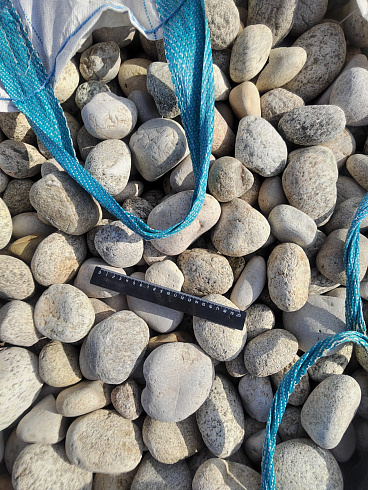 Kamenclub.ru: Галька речная окат (серо-белая) фр. 70-120 мм купить  в Электростали галька галечник бело-серая, серо-белая, серая, белая речная природная галька  8000 руб/т   фото КАМЕНЬ КЛУБ