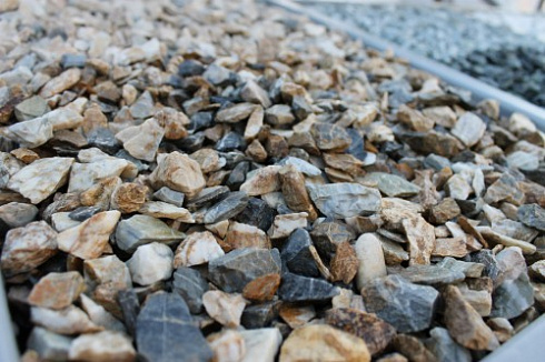 Kamenclub.ru: Мраморная крошка (щебень крошка медовый), фр. 10-20 мм.  купить в Электростали песчаник бежевый, серый каменная ландшафтная крошка  12000 руб/т   фото КАМЕНЬ КЛУБ