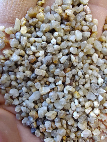 Кварцевый песок для площадок фр. 2-5 мм.  купить в Электростали фото Камень Клуб