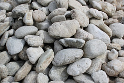 Kamenclub.ru: Бело-серый валунчик фр.100-300 мм.  купить в Электростали крупный камень для ландшафта серый, белый бело-серый валун крупная галька 4500 руб/т   фото КАМЕНЬ КЛУБ