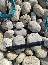 Kamenclub.ru: Галька речная окат (серо-белая) фр. 70-120 мм купить  в Электростали галька галечник бело-серая, серо-белая, серая, белая речная природная галька  8000 руб/т   фото КАМЕНЬ КЛУБ