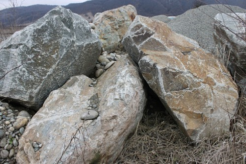 Kamenclub.ru: Гранит скальник (серо-зеленый) фр. 500-1500 мм.  купить в Электростали гранит мрамор  серый зеленый темно-серый глыба скальная колотая ландшафтная 7 500 руб/т   фото КАМЕНЬ КЛУБ