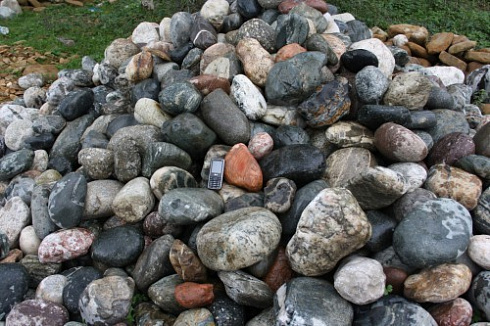 Kamenclub.ru: Ландшафтные валунчики фр.100-500 мм.  купить в Электростали крупный природный камень серый, темно-серый, светло-серый речной валун крупный 4800 руб/т   фото КАМЕНЬ КЛУБ