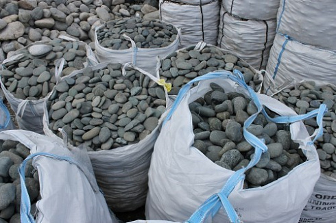 Kamenclub.ru: Темно-серый валунчик фр.100-300 мм.  купить в Электростали крупный природный камень серый, темно-серый, светло-серый речная галька большого размера окатанная 4500 руб/т   фото КАМЕНЬ КЛУБ