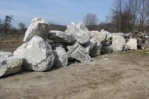 Kamenclub.ru: Мраморизированный известняк фр.500-1500 мм.  купить в Электростали    10000 руб/т   фото КАМЕНЬ КЛУБ