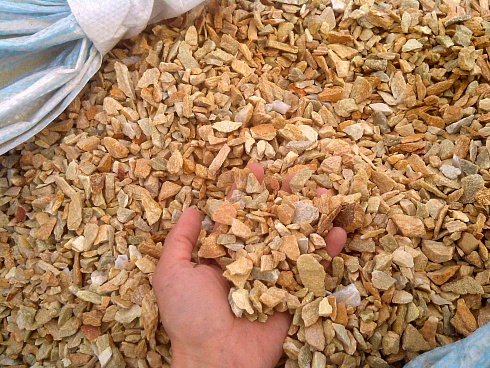 Kamenclub.ru: Щебень крошка желтый (ЗЛАТОЛИТ) фр. 10-20 мм.  купить в Электростали златолит бежевый, золотистый, желтый каменная декоративная крошка щебня златолита 10800 руб/т   фото КАМЕНЬ КЛУБ