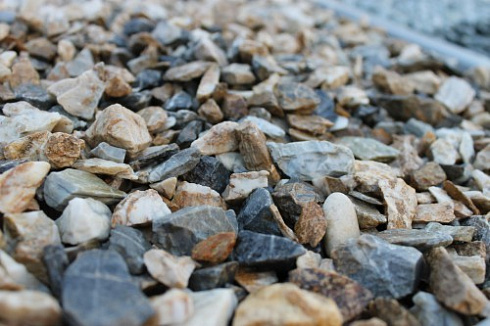 Kamenclub.ru: Мраморная крошка (щебень крошка медовый), фр. 10-20 мм.  купить в Электростали песчаник бежевый, серый каменная ландшафтная крошка  12000 руб/т   фото КАМЕНЬ КЛУБ