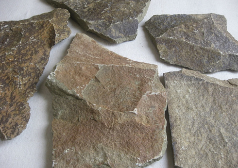 Kamenclub.ru: Песчаник пластушка "фонтанка" серо-зеленая (3,0-5,0 см)  купить в Электростали песчаник серо-зеленая колотые плитки облицовочные пластушки 11400 руб/м3   фото КАМЕНЬ КЛУБ