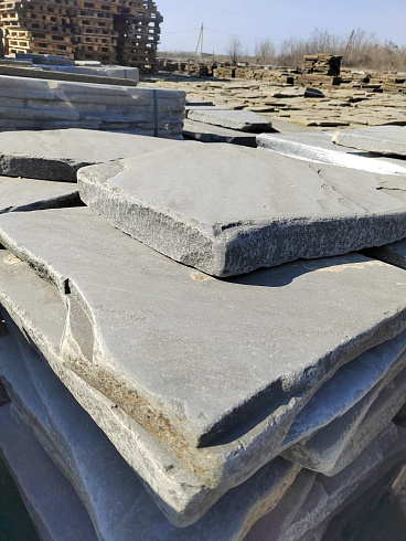 Kamenclub.ru: Песчаник пластушка галтованная светло-серая (3,0 см)  купить в Электростали песчаник светло-серый, серый ландшафтный камень рваный колотый 21000 руб/м3   фото КАМЕНЬ КЛУБ