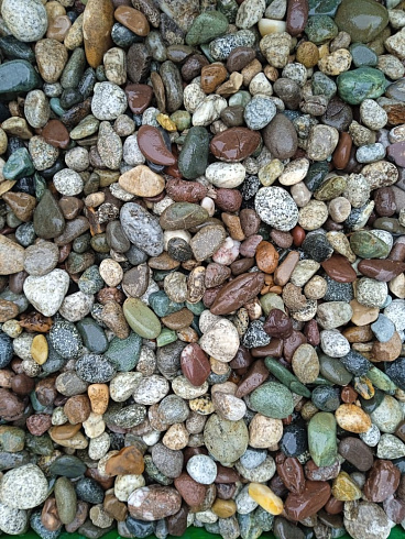 Kamenclub.ru: Галька речная окат цветная фр.5-10 мм. купить  в Электростали галька речная белый, серый, красноватый, синий, темно-серый речная окатанная галька декоративная 6800 руб/т   фото КАМЕНЬ КЛУБ