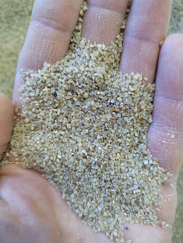 Кварцевый песок для площадок фр. 0,6-1,2 мм.  купить в Электростали фото Камень Клуб