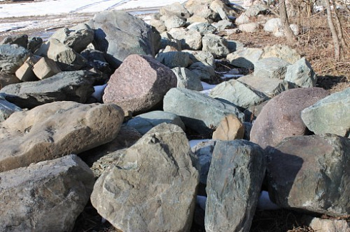 Kamenclub.ru: Гранит скальник (серо-зеленый) фр. 500-1500 мм.  купить в Электростали гранит мрамор  серый зеленый темно-серый глыба скальная колотая ландшафтная 7 500 руб/т   фото КАМЕНЬ КЛУБ