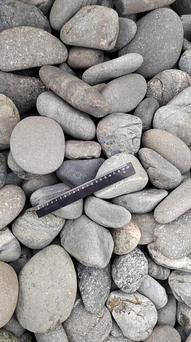 Kamenclub.ru: Галька речная окат (темно-серая) фр. 70-150 мм. купить  в Электростали галька речная темно-серая, синяя, серая речная галька округлая  8000 руб/т   фото КАМЕНЬ КЛУБ