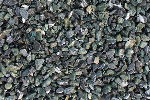 Kamenclub.ru: Мраморная крошка (щебень галтованный микс:зеленый-черный) фр.10-20 мм.  купить в Электростали мрамор зеленый, черный декоративные ландшафтные окатанные округлые камни щебня 14500 руб/т   фото КАМЕНЬ КЛУБ