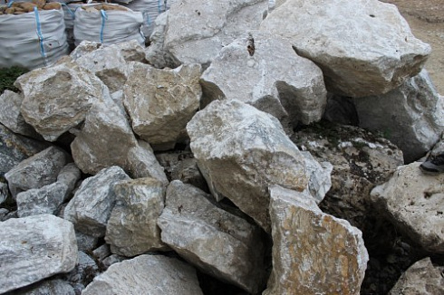 Kamenclub.ru: Мраморизированный известняк фр. 100-500 мм.  купить в Электростали известняк серый белый темно-серый сероватый валун природного образования окатанный 10500 руб/т   фото КАМЕНЬ КЛУБ