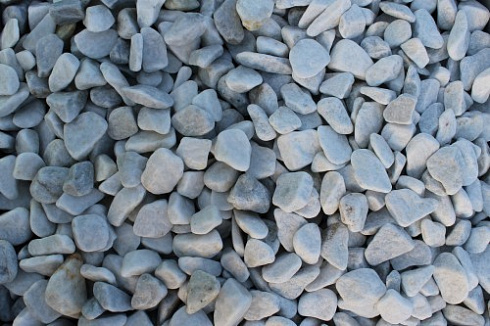 Kamenclub.ru: Мраморная крошка (щебень галтованный белый), фр.20-40 мм.  купить в Электростали мрамор белый бежевый молочный мраморный щебень декоративный 17000 руб/т   фото КАМЕНЬ КЛУБ