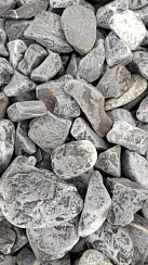 Kamenclub.ru: Щебень галтованный черный (мрамор) фр.40-70 мм.  купить в Электростали мрамор черный с белыми прожилками, черный, белый щебень галтованный округлый 13500 руб/т   фото КАМЕНЬ КЛУБ