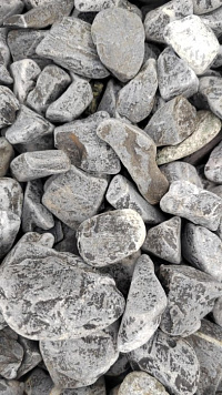 Kamenclub.ru: Щебень галтованный черный (мрамор) фр.40-70 мм.  купить в Электростали мрамор черный с белыми прожилками, черный, белый щебень галтованный округлый 13500 руб/т   фото КАМЕНЬ КЛУБ