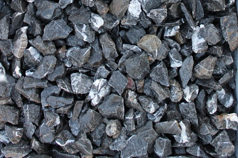 Kamenclub.ru: Щебень крошка черный (мрамор) фр. 40-70 мм.  купить в Электростали мрамор черный с белыми прожилками, черный, белый декоративный щебень 11000 руб/т   фото КАМЕНЬ КЛУБ