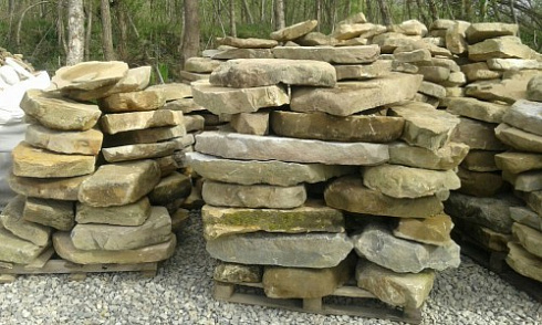 Kamenclub.ru: Песчаник плиты - плахи - пошаговые дорожки (фр. 70-150 мм)  купить в Электростали песчаник серый бежевый желтый зеленый колотый песчаник строительный 6500 руб/т   фото КАМЕНЬ КЛУБ