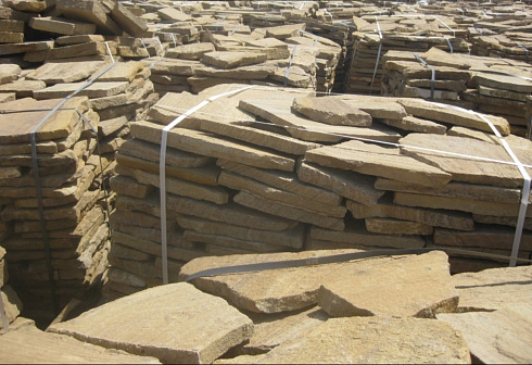 Kamenclub.ru: Песчаник пластушка желтый с рисунком (3 см)  купить в Электростали песчаник желтый с рисунком, рыжий, желтый песчаник пластушка ландшафтная рваная 8 500 руб/м3   фото КАМЕНЬ КЛУБ