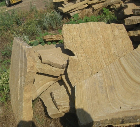 Kamenclub.ru: Форматный камень (плаха) пошаговая дорожка от 70-150 см (4 -12 см)  купить в Электростали плитняк  форматный плаха желтый песчаник 9 000 руб/т   фото КАМЕНЬ КЛУБ