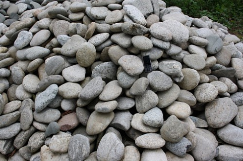 Kamenclub.ru: Галька речная плоская (бело-серая) фр. 100-200-300 мм. купить  в Электростали галька речная плоская серый, белый, бело-серый, серо-белый речная галька плоская  9000 руб/т   фото КАМЕНЬ КЛУБ