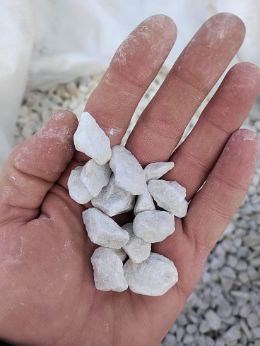 Kamenclub.ru: Мраморная крошка, щебень, цвет-белый, фр. 10-20 мм.  купить в Электростали мрамор белый, молочный айвори каменная ландшафтная декоративная крошка шебня 12000 руб/т   фото КАМЕНЬ КЛУБ