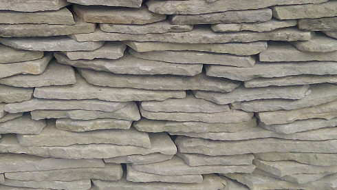 Kamenclub.ru: Песчаник пластушка светло-серый (2,0 см)  купить в Электростали плитняк- ластушка светло-серый, серый рваный ландшафтный плитняк колотый 13800 руб/м3   фото КАМЕНЬ КЛУБ