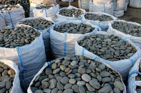 Kamenclub.ru: Галька речная плоская (темно-серая) фр. 100-200-300 мм. купить  в Электростали галька речная плоская темно-серый, серый, синий речной галечник плоский 9000 руб/т   фото КАМЕНЬ КЛУБ