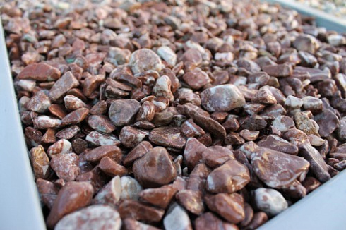 Kamenclub.ru: Мраморная крошка (щебень галтованный розовый) фр.10-20 мм.  купить в Электростали мрамор розовый, красный ландшафтный декоративный окатанный округлый щебень 15000 руб/т   фото КАМЕНЬ КЛУБ