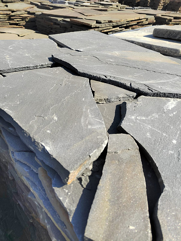 Kamenclub.ru: Песчаник пластушка светло-серый (2,0 см)  купить в Электростали плитняк- ластушка светло-серый, серый рваный ландшафтный плитняк колотый 13800 руб/м3   фото КАМЕНЬ КЛУБ